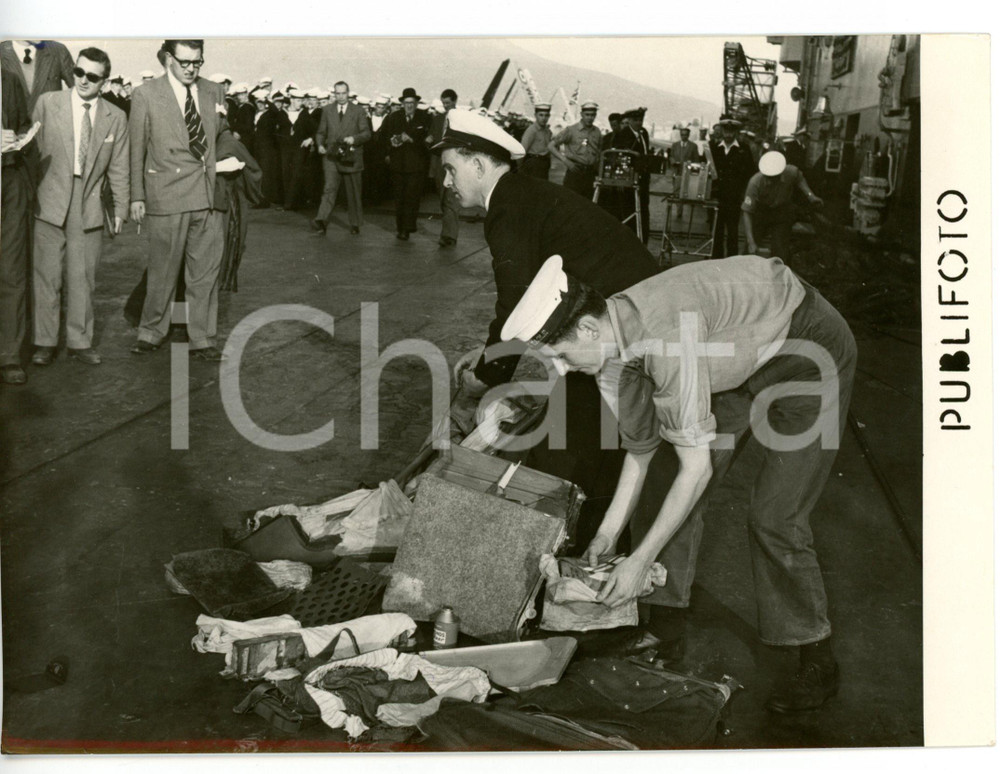 1954 NAPOLI Disastro aereo COMET - Operazioni di recupero Marina Militare *Foto  Fotografia d'epoca con didascalia coeva al verso.DESCRIZIONE: Operazioni di recupero del relitto e delle salme dal parte della portaerei Eagle   CONDIZIONI: G FORMATO: 18x13 cm     originale e autentica 1
