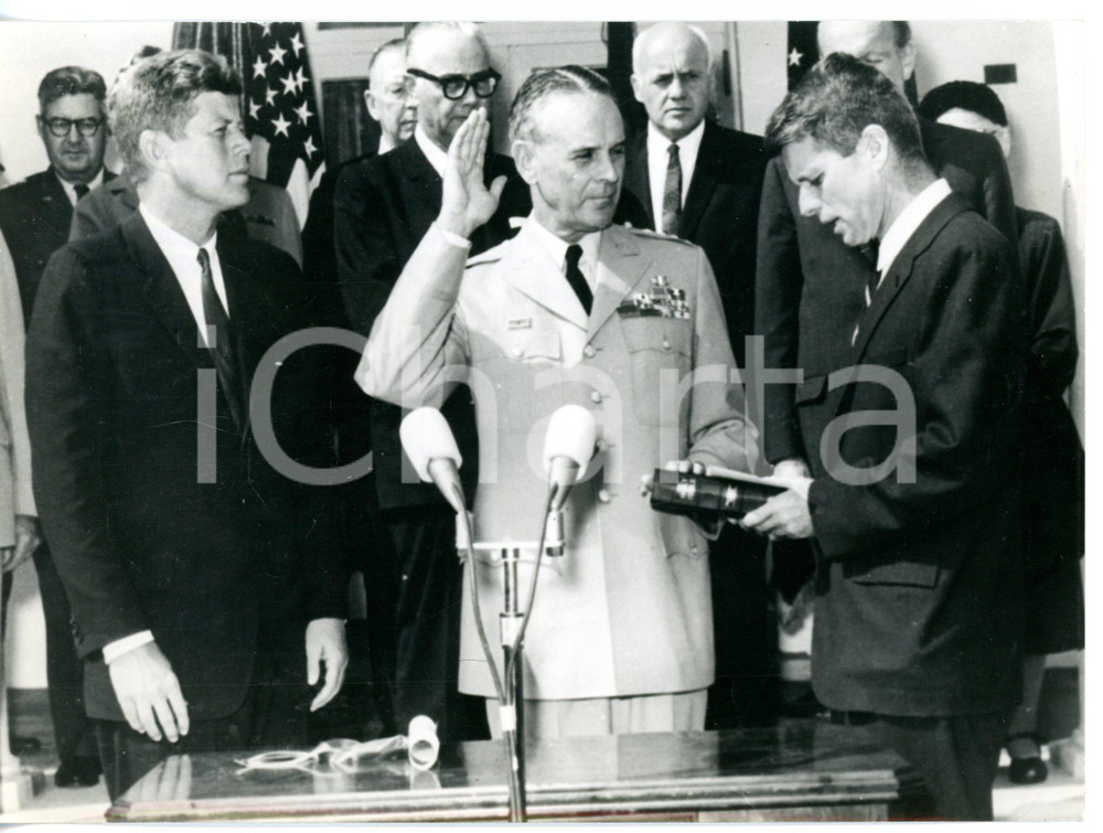 1962 WASHINGTON Generale Maxwell TAYLOR con John F. KENNEDY e Robert F. KENNEDY  Fotografia d'epoca con didascalia coeva al verso.   CONDIZIONI: G (ma piccola piegatura al margine sinistro) FORMATO: 18x13 cm     originale e autentica 1