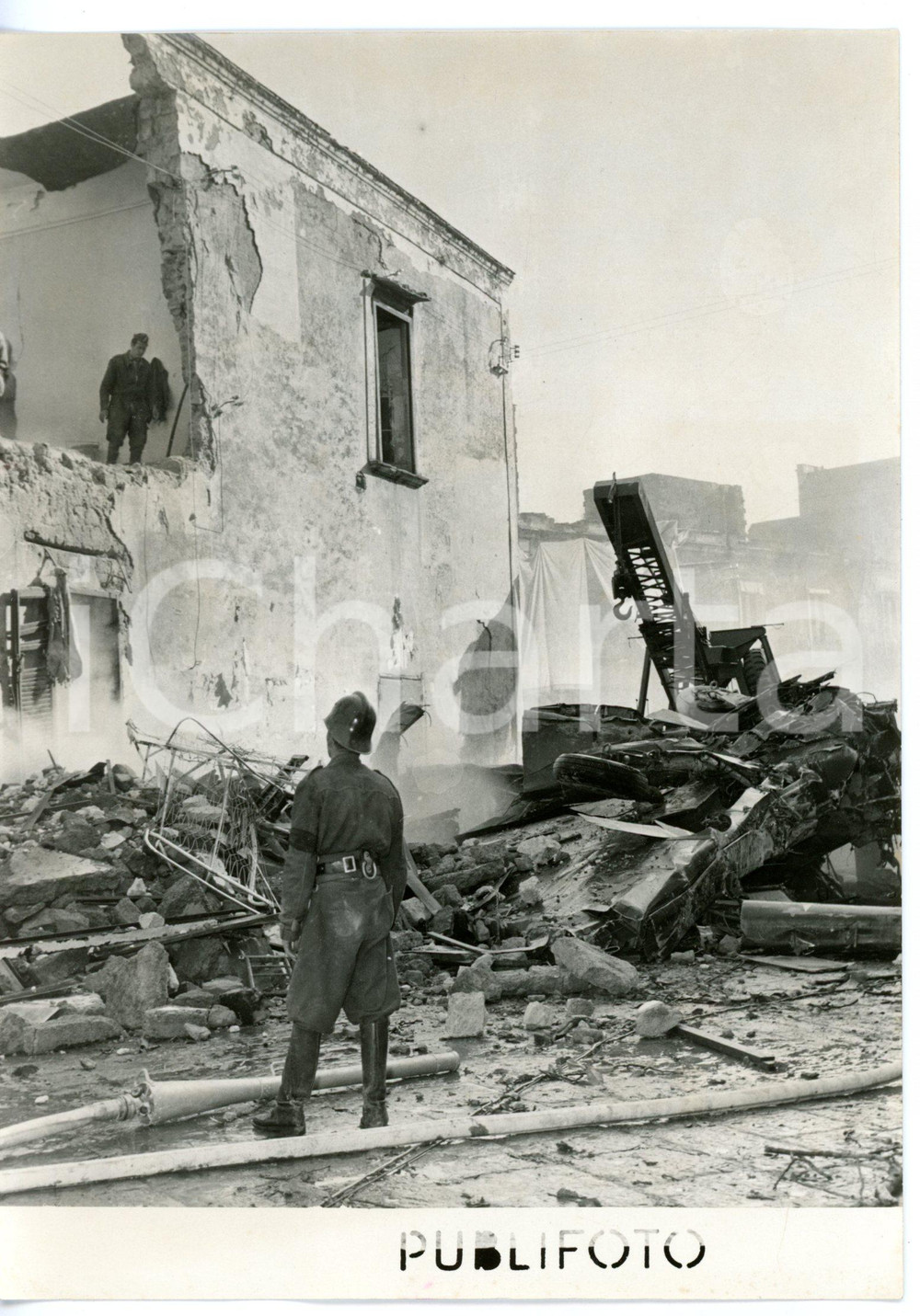 1953 NAPOLI - CAPODICHINO Intervento Vigili del Fuoco dopo disastro aereo *Foto  Fotografia d'epoca con didascalia coeva al verso.   CONDIZIONI: G FORMATO: 13x18 cm     originale e autentica 1