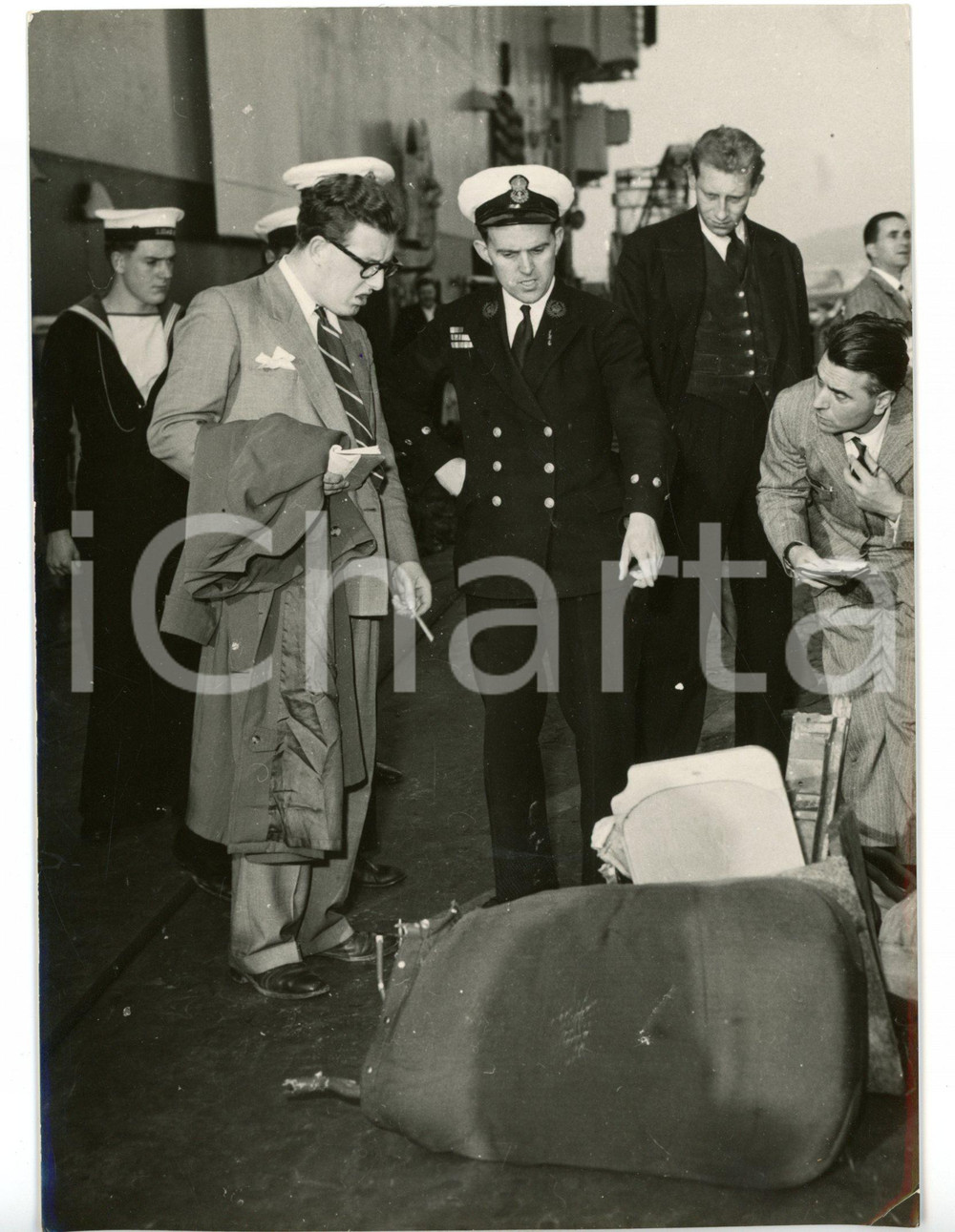 1954 NAPOLI Disastro aereo COMET - Operazioni di recupero Marina Militare - Foto  Fotografia d'epoca con didascalia coeva al verso.DESCRIZIONE: Operazioni di recupero del relitto e delle salme dal parte della portaerei Eagle   CONDIZIONI: G (ma piccola piegatura all'angolo inferiore destro) FORMATO: 13x18 cm     originale e autentica 1