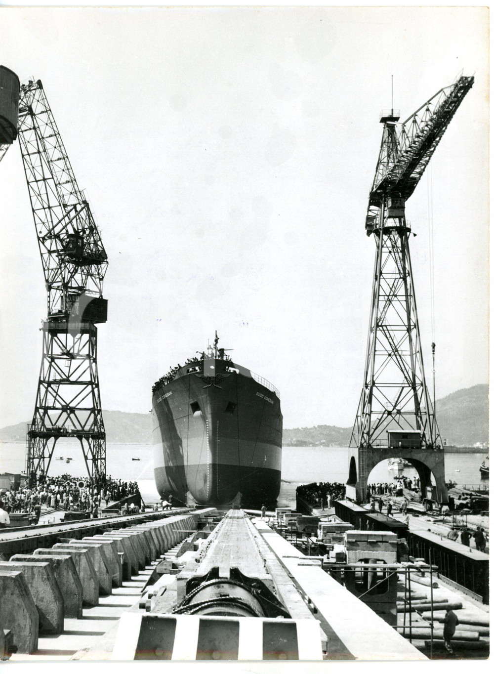1955 LA SPEZIA - ANSALDO Folla al varo della motonave GUIDO DONEGANI *Foto 18x24  Fotografia d'epoca con didascalia coeva al verso.   CONDIZIONI: G FORMATO: 18x24 cm     originale e autentica 1