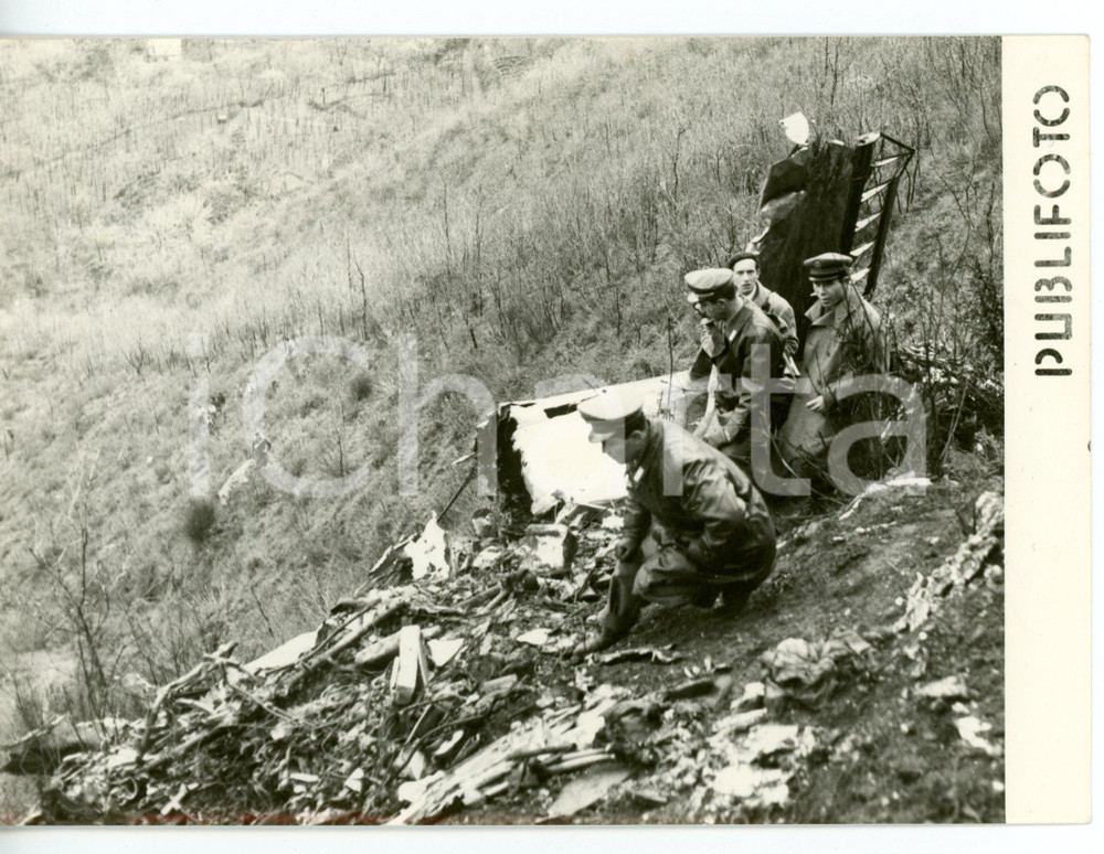 1958 NAPOLI Sopralluogo della Polizia dopo disastro aereo *Foto 18x13 cm  Fotografia d'epoca con didascalia coeva al verso.  CONDIZIONI: G FORMATO: 18x13 cm     originale e autentica 1
