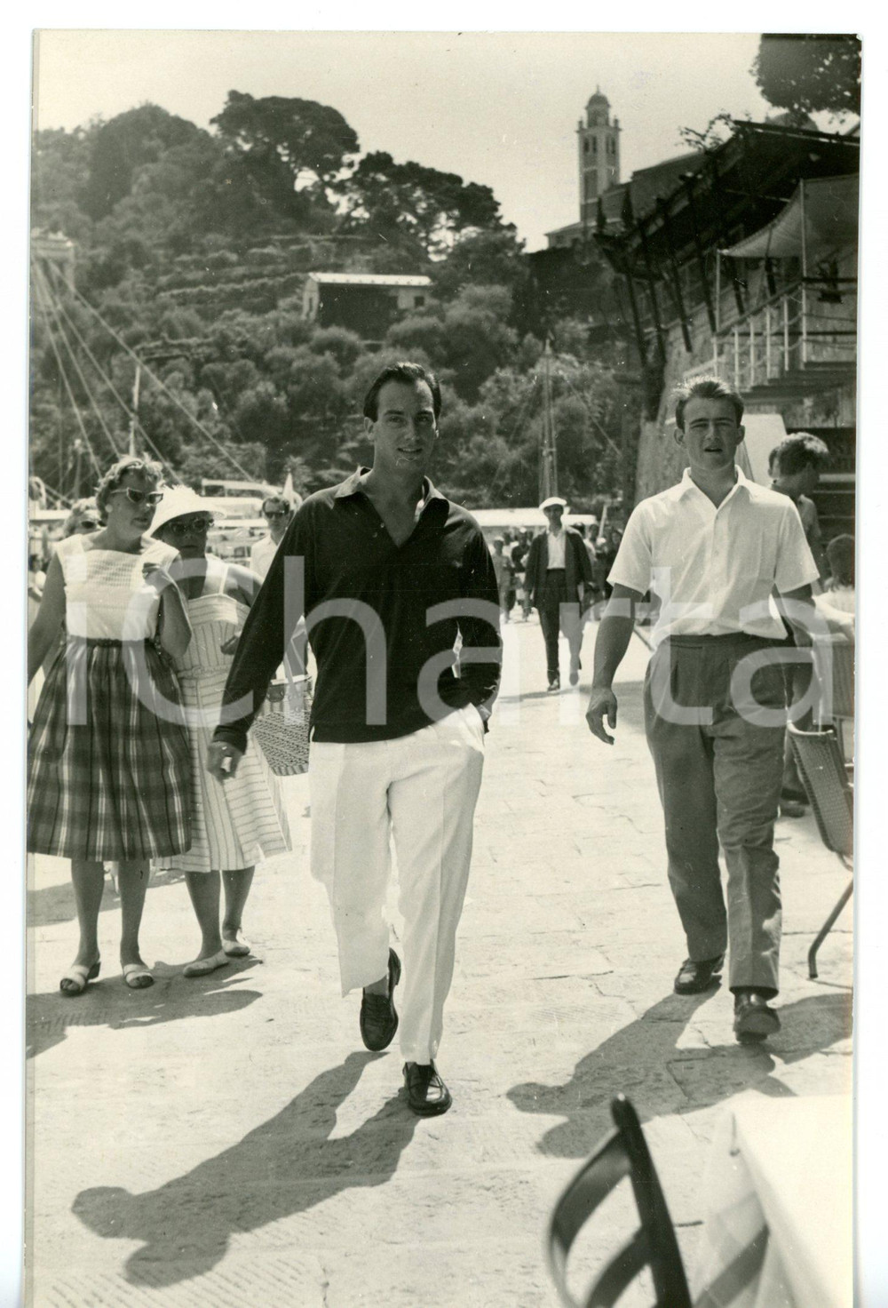 1959 PORTOFINO Principe Karim AL-HUSAYNI (Aga Khan IV) al porto *Foto 13x18 cm  Fotografia d'epoca con didascalia coeva al verso.   CONDIZIONI: G FORMATO: 13x18 cm     originale e autentica 1