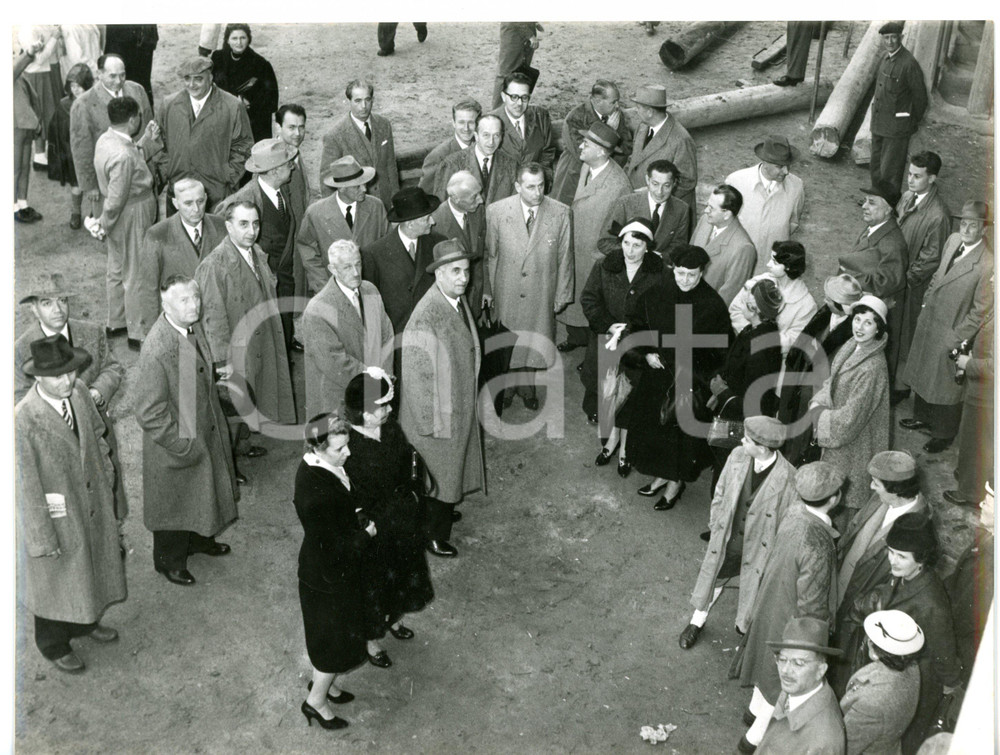 1955 LA SPEZIA Gianni AGNELLI assiste al varo della motonave GIOVANNI AGNELLI  Fotografia d'epoca con didascalia coeva al verso.   CONDIZIONI: G (ma lievi sovraimpressioni) FORMATO: 24x18 cm     originale e autentica 1