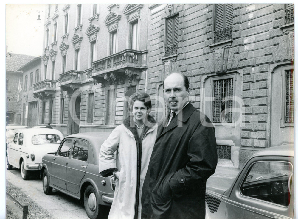 1961 MILANO Maria Pia di SAVOIA con Alessandro di JUGOSLAVIA - Foto 24x18 cm  Fotografia d'epoca con didascalia coeva al verso.   CONDIZIONI: G FORMATO: 24x18 cm     originale e autentica 1