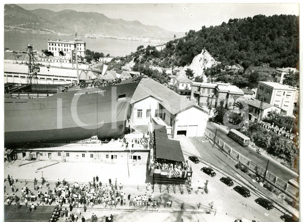 1955 LA SPEZIA Cantiere ANSALDO - Folla al varo della motonave GUIDO DONEGANI  Fotografia d'epoca con didascalia coeva al verso.   CONDIZIONI: FAIR (ondulatura al margine sinistro) FORMATO: 24x18 cm     originale e autentica 1