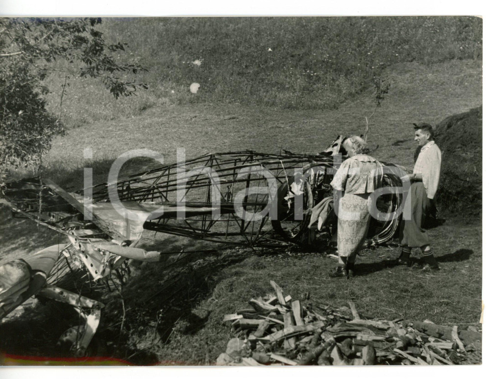 1954 COLZATE - BONDO (BG) Resti del biposto MACCHI 416 dopo lo schianto *Foto  Fotografia d'epoca con didascalia coeva al verso.   CONDIZIONI: G FORMATO: 18x13 cm     originale e autentica 1