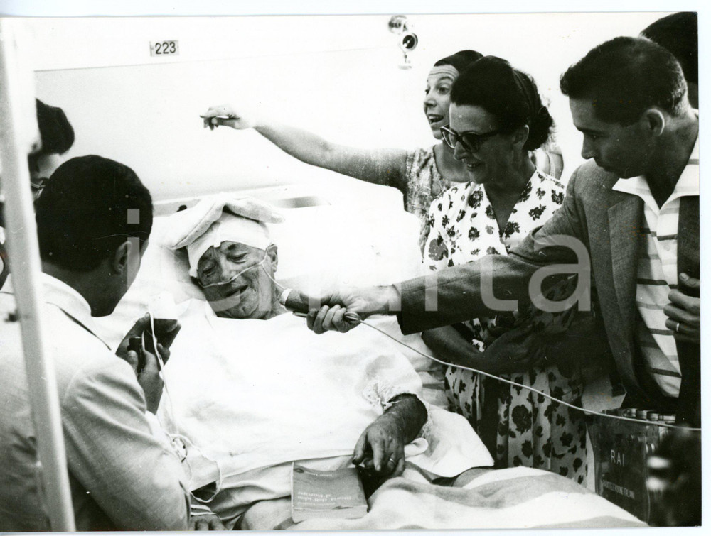 1962 AOSTA Pietro NENNI intervistato in ospedale - Foto 18x13 cm  Fotografia d'epoca.   CONDIZIONI: FAIR (lievi piegature) FORMATO: 18x13 cm     originale e autentica 1
