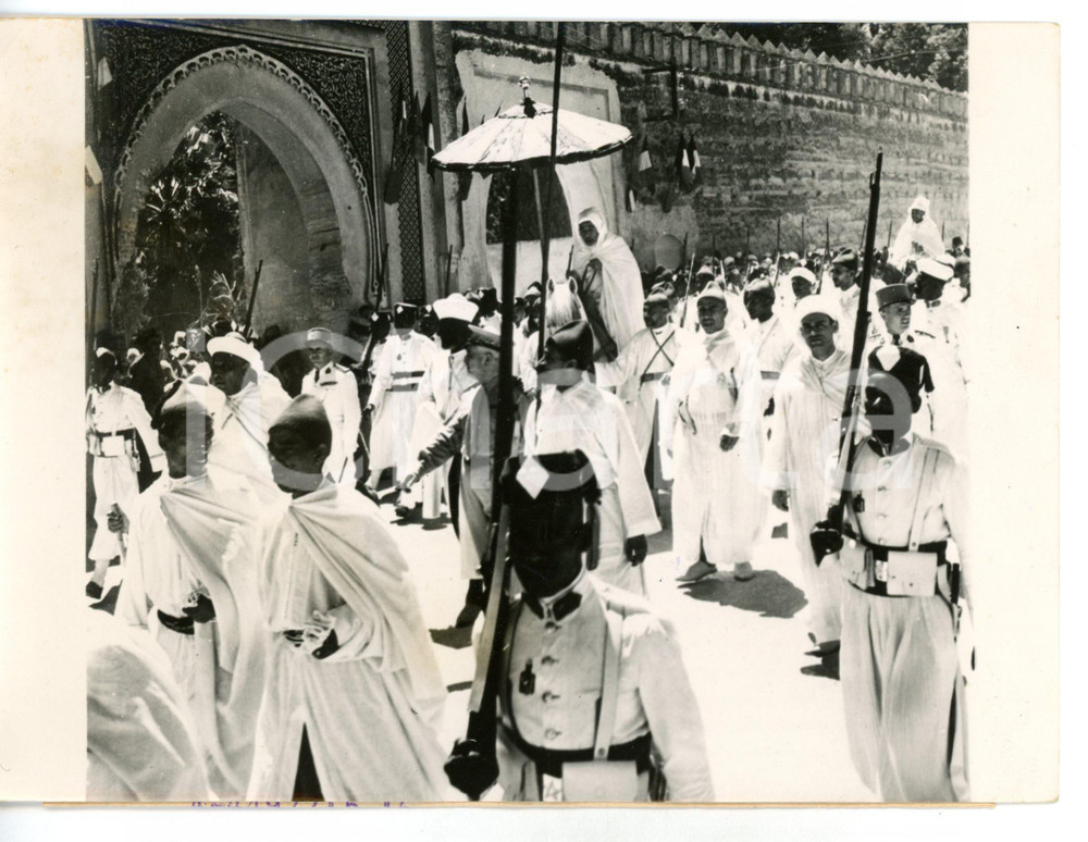 1953 FES (MAROCCO) Arrivo del nuovo sultano Muá¸¥ammad BEN ARAFA *Foto 18x13 cm  Fotografia d'epoca con didascalia coeva al verso.   CONDIZIONI: FAIR (sovraimpressioni al centro) FORMATO: 18x13 cm      originale e autentica 1