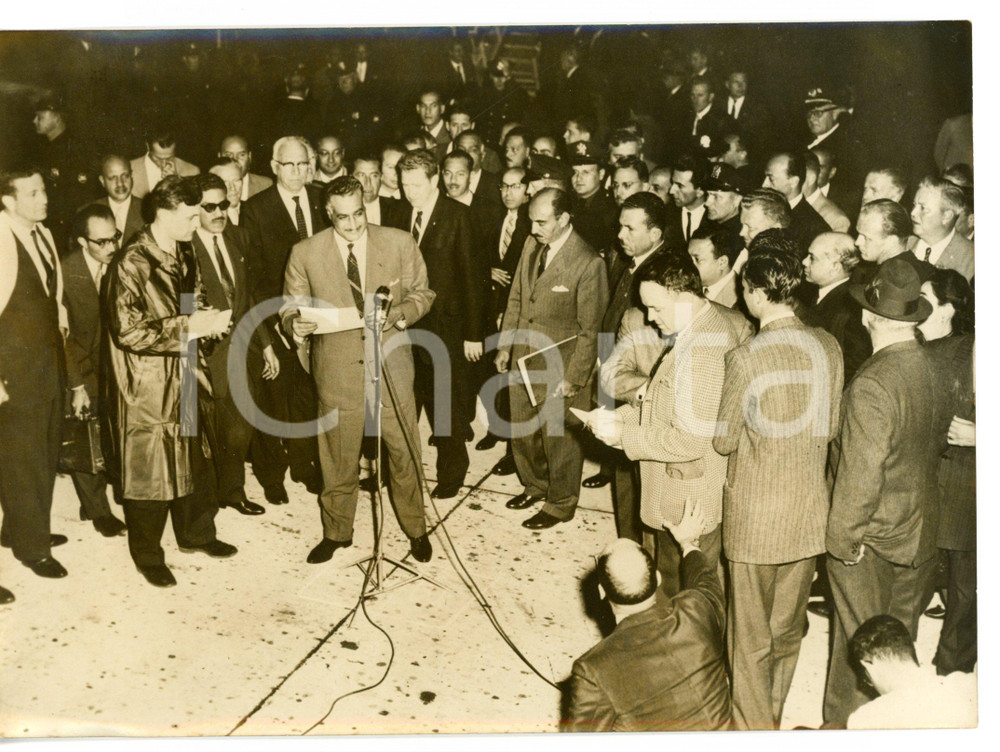 1960 NEW YORK Gamal Abd EL-NASSER during press conference *Fotografia 18x13 cm  Fotografia d'epoca con didascalia coeva al verso.   CONDIZIONI: FAIR (alone diffuso) FORMATO: 18x13 cm     originale e autentica 1
