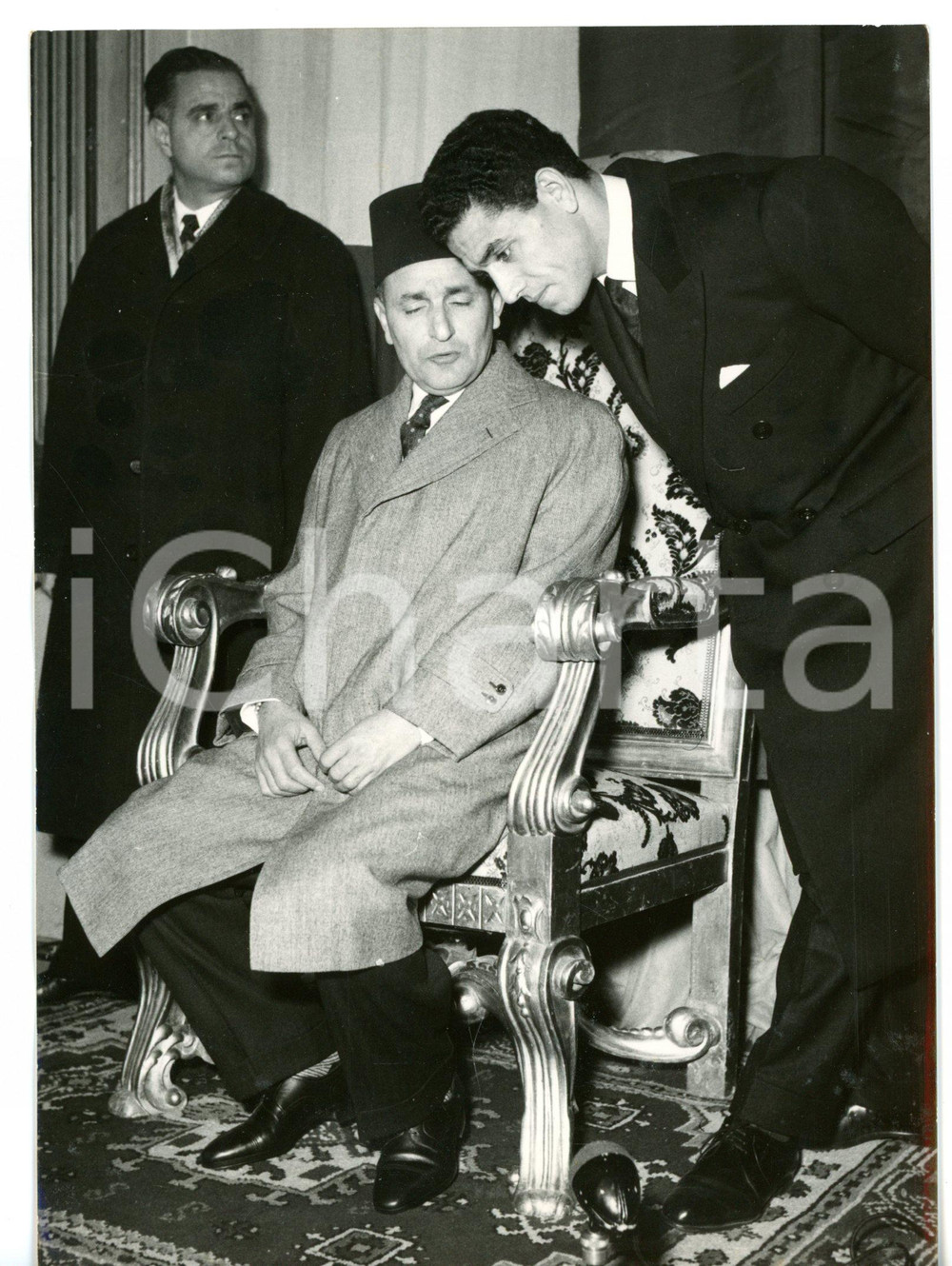 1957 GENOVA Istituto italiano per l'Africa - Muhammad V del MAROCCO *Foto 13x18  Fotografia d'epoca con didascalia coeva al verso.   CONDIZIONI: FAIR (lieve ondulatura al margine sinistro) FORMATO: 13x18 cm     originale e autentica 1