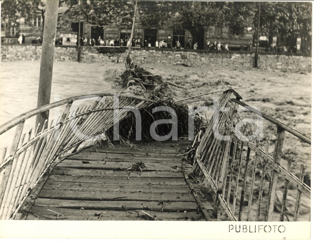 1953 ALLUVIONE GENOVA Passerella sul Bisagno distrutta - Foto 24x18 cm  Fotografia d'epoca, con didascalia coeva al verso.  CONDIZIONI: poor (piegature superficiali e sovraimpressione circolare)FORMATO: 24x18 cm     originale e autentica 1