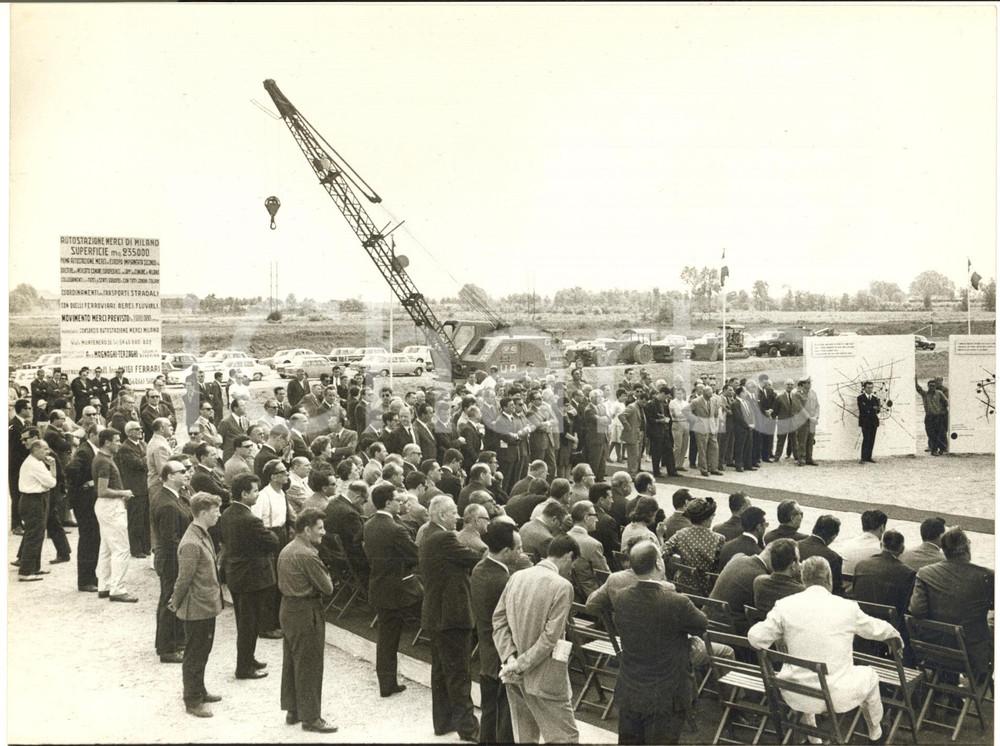 1965 MILANO Nuova autostazione merci - Cerimonia posa prima pietra - Foto 24x18  Fotografia d'epoca, con didascalia coeva al verso.Era presente alla cerimonia l'on. Brusasca.   CONDIZIONI: FAIR (lievi graffi superficiali)FORMATO: 24x18 cm     originale e autentica 1