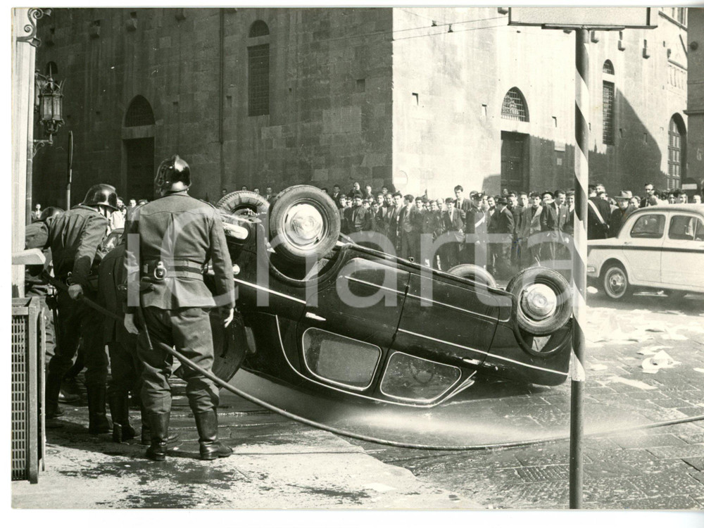 1961 FIRENZE Manifestazione MSI - FIAT 1100 ribaltata da estremisti di sinistra