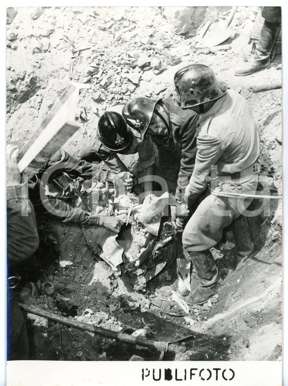 1953 NAPOLI CAPODICHINO Disastro aereo - Vigili del Fuoco scavano tra le macerie  Fotografia d'epoca con didascalia coeva al verso.   CONDIZIONI: G FORMATO: 13x18 cm     originale e autentica 1