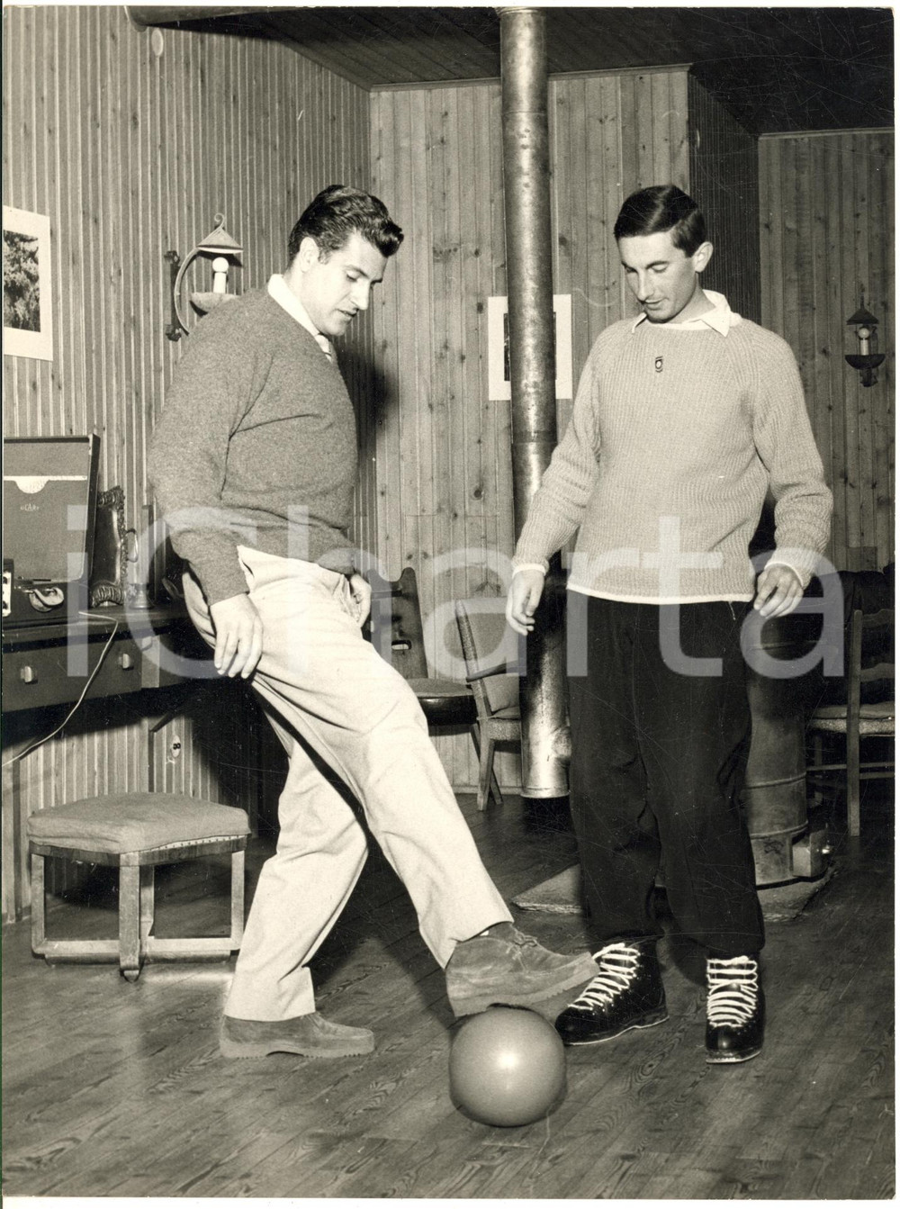 1959 CHAMPOLUC Calciatore Julio ABBADIE del GENOA in convalescenza *Foto 18x24  Fotografia d'epoca con didascalia coeva al verso.   CONDIZIONI: FAIR (lievi graffi al margine superiore) FORMATO: 18x24 cm     originale e autentica 1
