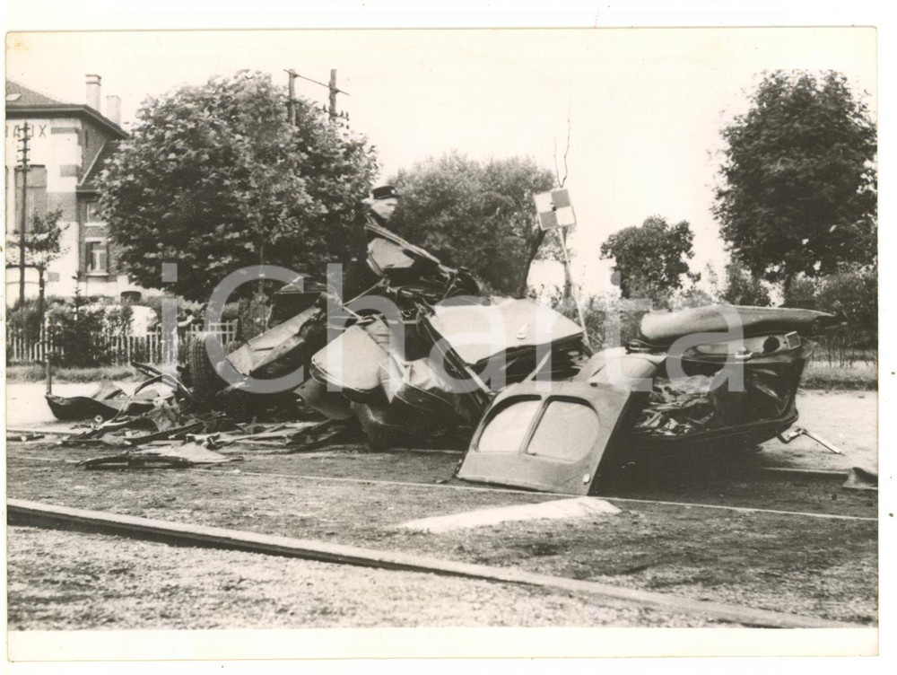 1955 ca AULNOYE-AYMERIES (F) Resti di un'auto dopo tragico incidente *Foto 18x13  Fotografia d'epoca con didascalia coeva al verso.   CONDIZIONI: G FORMATO: 18x13 cm     originale e autentica 1