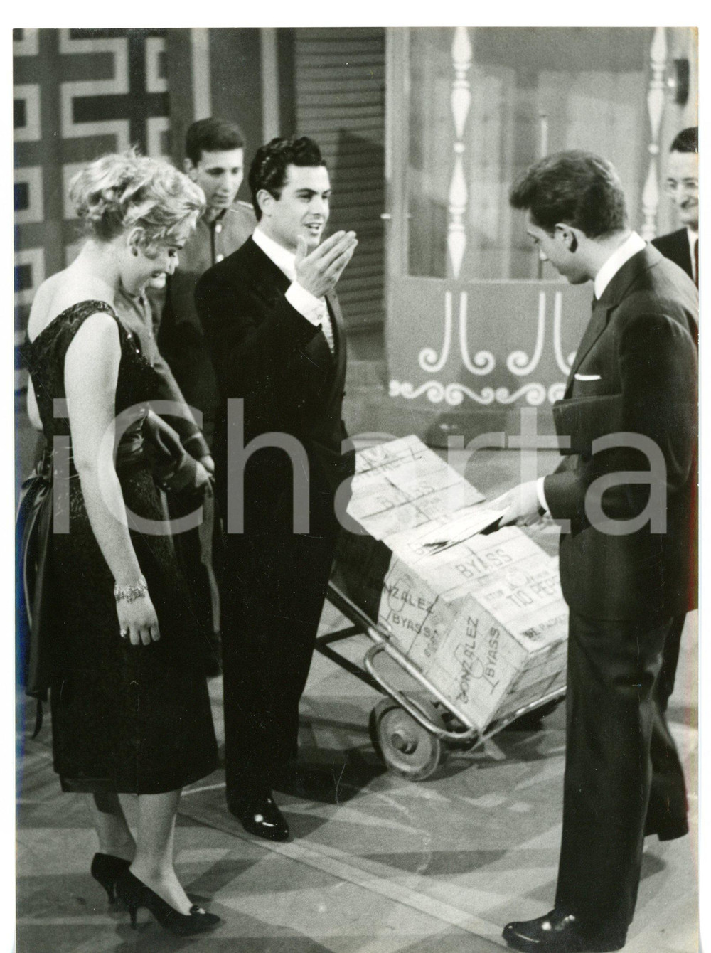 1957 LASCIA O RADDOPPIA? Mike BONGIORNO con il torero JosÃ© VERA *Foto 13x18 cm  Fotografia d'epoca con didascalia coeva al verso.   CONDIZIONI: FAIR (alone diffuso; lieve sovraimpressione) FORMATO: 13x18 cm      originale e autentica 1