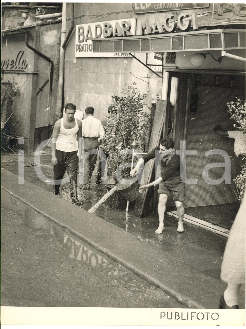 1953 ALLUVIONE GENOVA Ristoranti allagati in piazza Caricamento - Foto 18x24