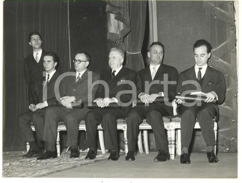 1962 MILANO Eugenio MONTALE riceve il Premio Feltrinelli *Foto 24x18 cm  Fotografia d'epoca con didascalia coeva al verso.   CONDIZIONI: FAIR (piccole piegature ai margini) FORMATO: 24x18 cm     originale e autentica 1