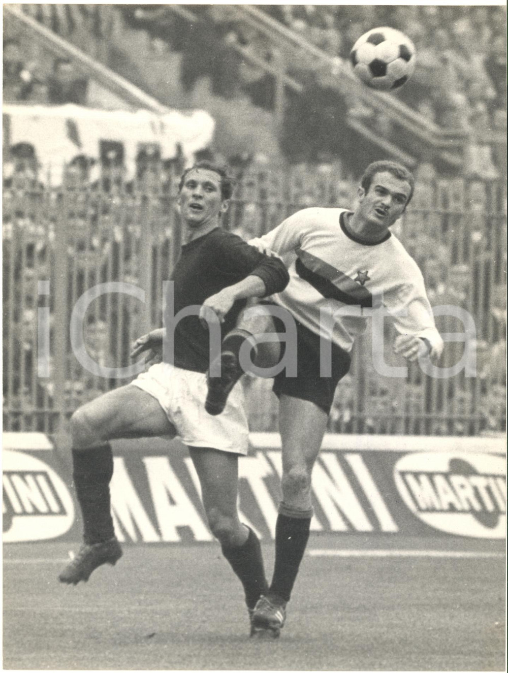 1967 CALCIO SERIE A INTER-BOLOGNA 1-0 Carlo FURLANIS vs Sandro MAZZOLA *Foto  Fotografia d'epoca, con didascalia coeva al verso.  CONDIZIONI: G FORMATO: 18x24 cm     originale e autentica 1