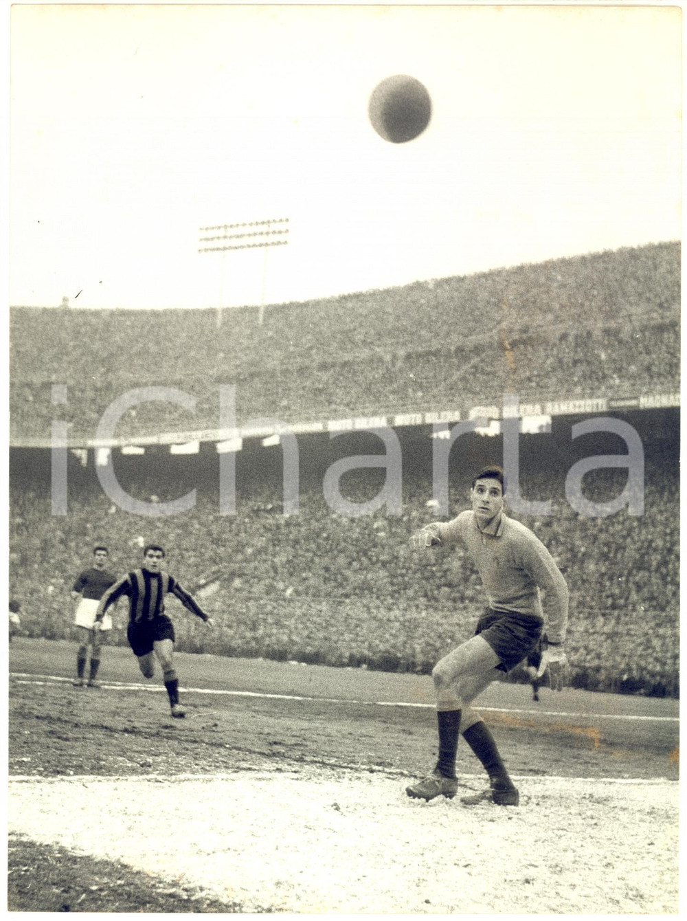 1959 CALCIO SERIE A ROMA-INTER 3-1 Goal di Bengt LINDSKOG - Foto 18x24 cm  Fotografia d'epoca, con didascalia coeva al verso.   CONDIZIONI: G (minima piegatura centrale)FORMATO: 18x24 cm     originale e autentica 1
