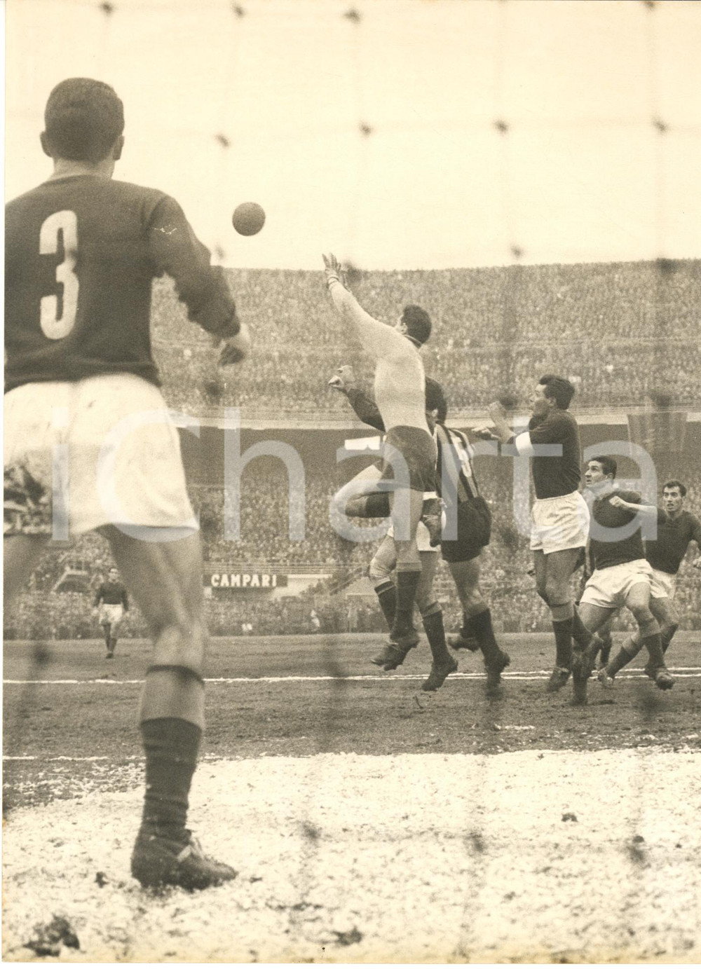 1961 MILANO CALCIO INTER-ROMA 3-1 Parata di Fabio CUDICINI - Foto 18x24 cm  Fotografia d'epoca, con didascalia coeva al verso.  CONDIZIONI: FAIR (lievi sovraimpressioni)    originale e autentica 1