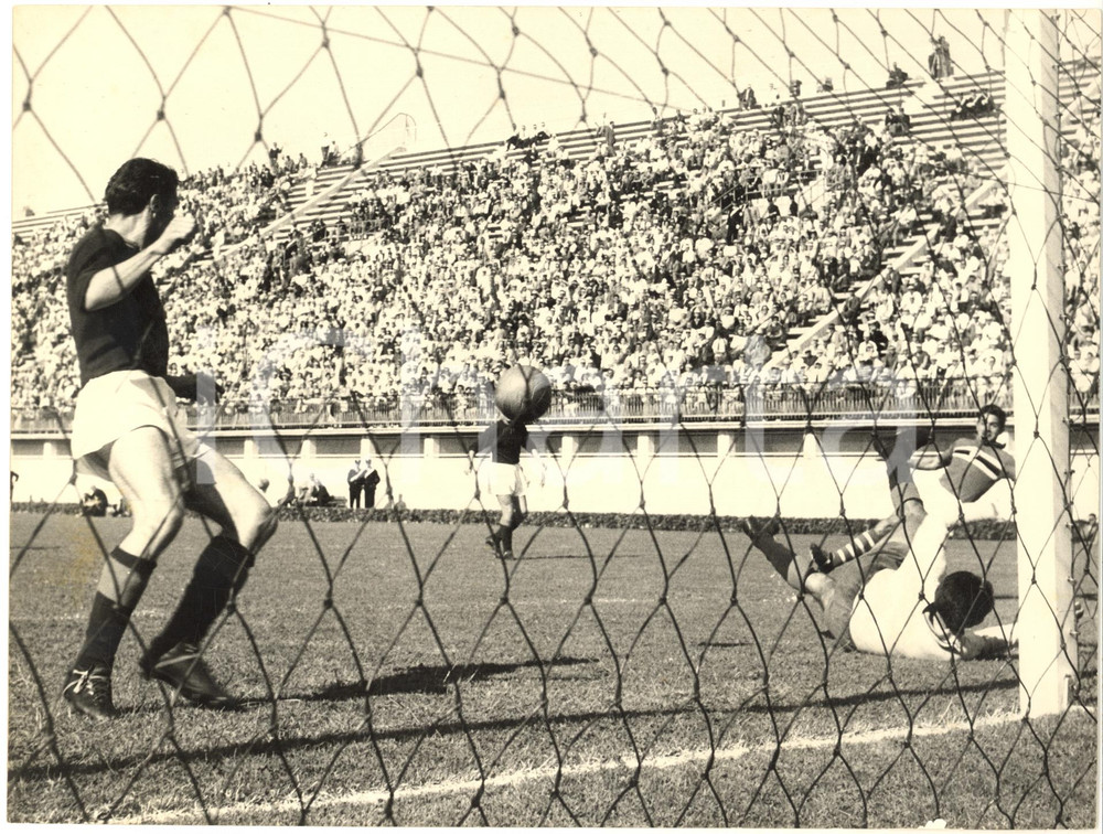 1960 CALCIO SERIE A ROMA-SAMPDORIA 6-1 Luigi TOSCHI manca un'occasione - Foto  Fotografia d'epoca, con didascalia coeva al verso.   CONDIZIONI: G (lievi macchie al verso)FORMATO: 24x18 cm     originale e autentica 1