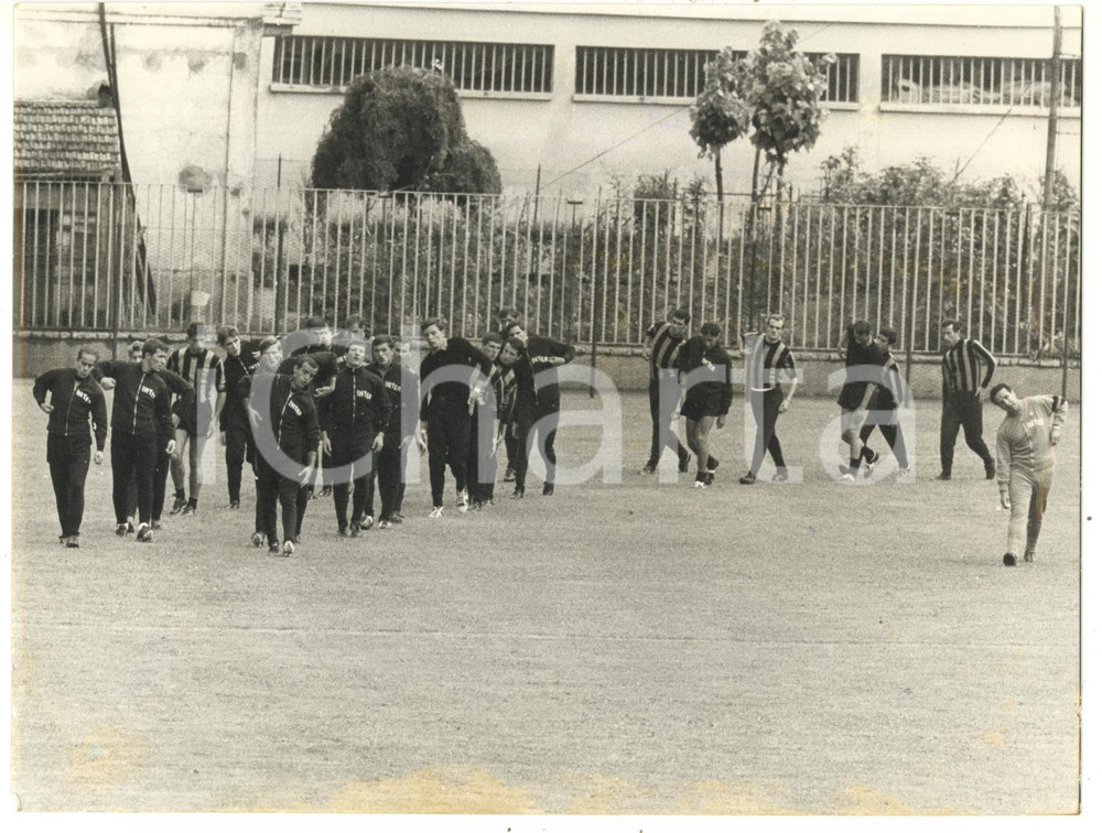 1965 SAN PELLEGRINO TERME CALCIO Ritiro INTER - Allenamento della squadra *Foto  Fotografia d'epoca con didascalia coeva al verso.   CONDIZIONI: FAIR (lievi piegature e alone al margine inferiore) FORMATO: 24x18 cm     originale e autentica 1