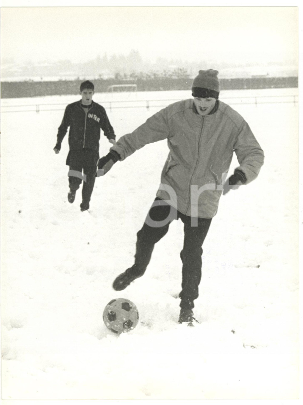 1967 APPIANO GENTILE INTER Angelo DOMENGHINI e Sandro MAZZOLA giocano sulla neve  Fotografia d'epoca con didascalia coeva al verso.   CONDIZIONI: G (ma lievi macchie di inchiostro) FORMATO: 18x24 cm     originale e autentica 1