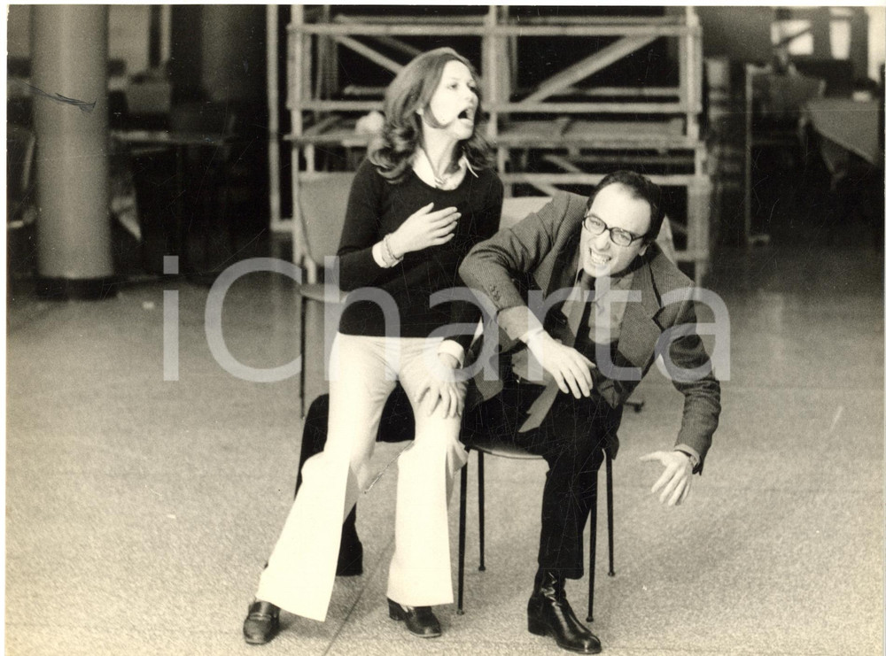 1972 GENOVA TEATRO DUSE Uno spettacolo in scena - Foto 24x18 cm  Fotografia d'epoca, con didascalia coeva al verso.  CONDIZIONI: G    originale e autentica 1