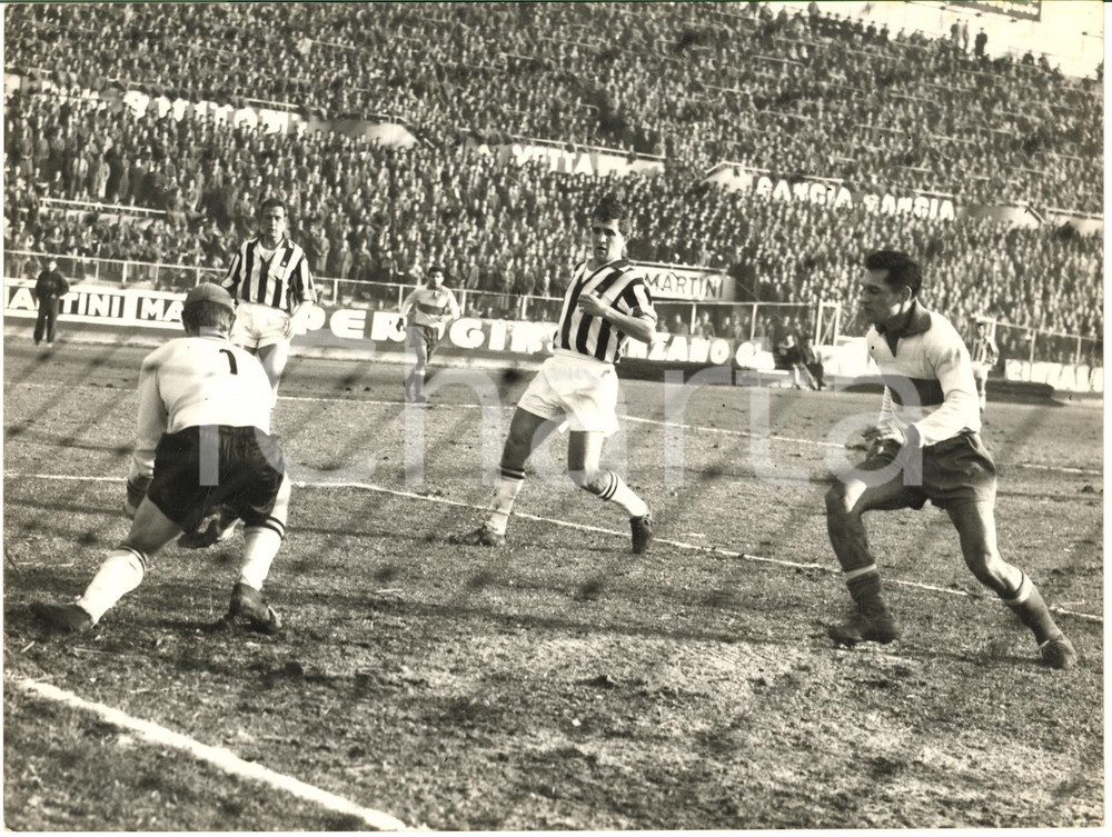 1959 CALCIO JUVENTUS-NAZIONALE MILITARE 2-2 Giuseppe VAVASSORI Hugo NATTERI Foto  Fotografia d'epoca, con didascalia coeva al verso.  CONDIZIONI: GFORMATO: 24x18 cm     originale e autentica 1