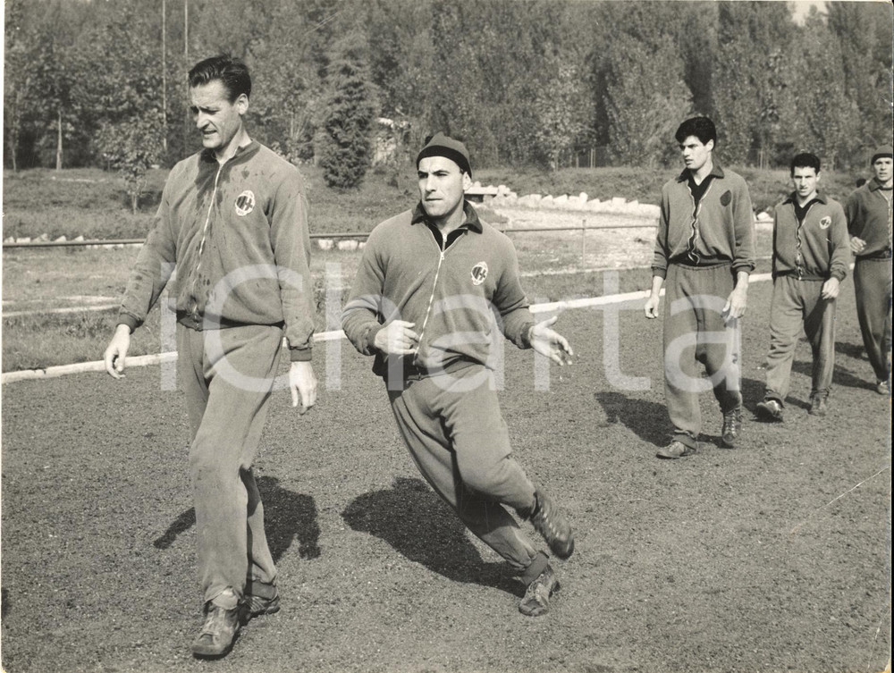 1960 MILANO CALCIO Allenamento del MILAN - Nils LIEDHOLM Santiago VERNAZZA *Foto  Fotografia d'epoca con didascalia coeva al verso.   CONDIZIONI: POOR (piegature evidenti) FORMATO: 18x24 cm     originale e autentica 1