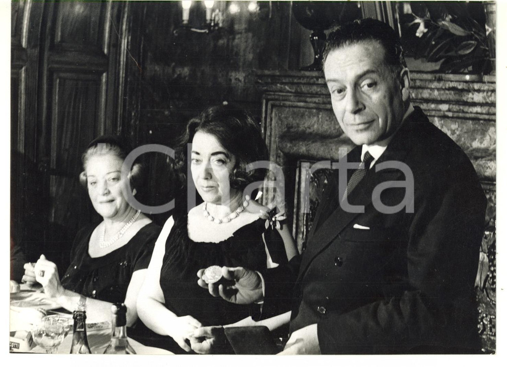 1964 MILANO Premio Victor - Renato GUTTUSO premiato da Brunetta MATELDI *Foto  Fotografia d'epoca con didascalia coeva al verso.   CONDIZIONI: FAIR (piegatura al margine superiore) FORMATO: 18x13 cm     originale e autentica 1