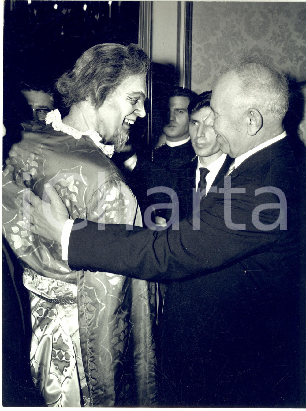 1967 MILANO Teatro alla Scala - Nikolaj PODGORNYI incontra Peter GLOSSOP *Foto Fotografia d'epoca con didascalia coeva.Il baritono &egrave; ritratto con il costume di scena di "Rigoletto".  CONDIZIONI: GFORMATO:  18x24 cm     originale e autentica 1