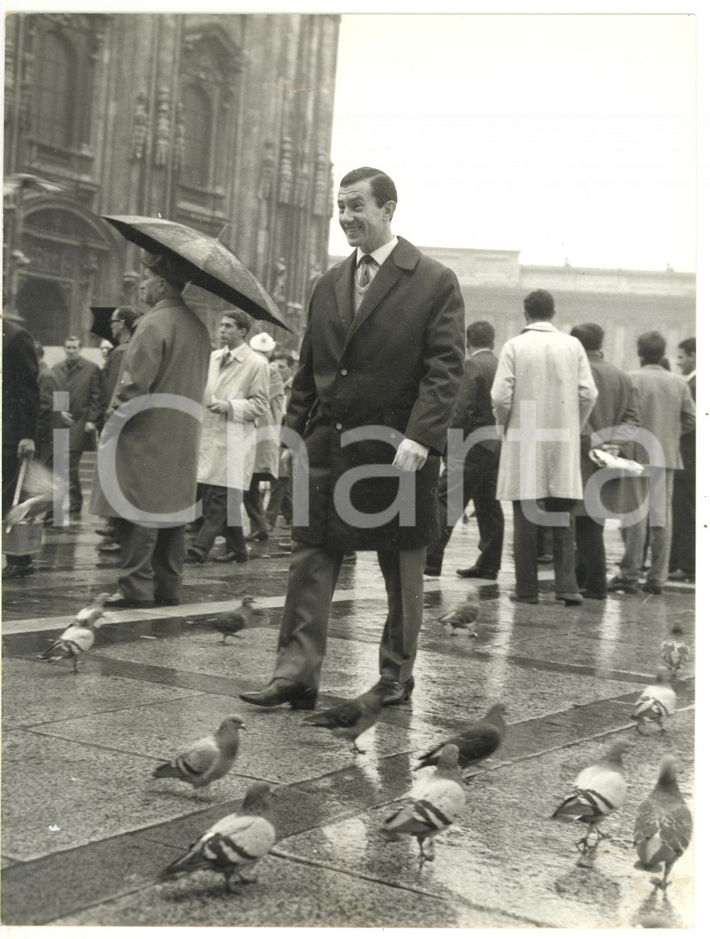 1966 DUOMO DI MILANO Igor' ÄŒISLENKO Calciatore nazionale URSS *Foto 18x24 cm  Fotografia d'epoca con didascalia coeva al verso.   CONDIZIONI: FAIR (piegatura al margine superiore) FORMATO: 18x24 cm     originale e autentica 1