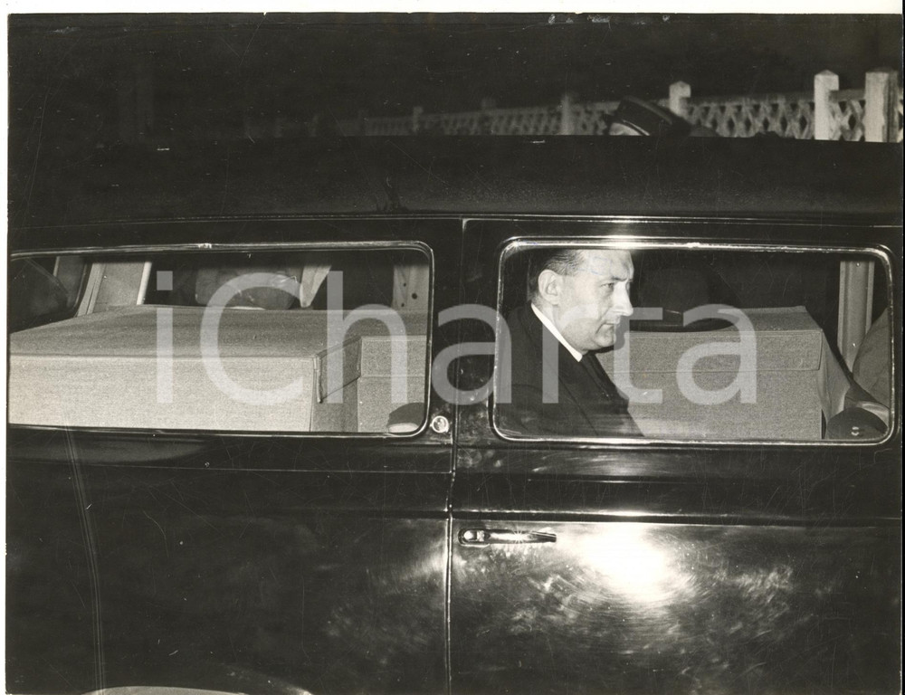 1960 GOLFE-JUAN (F) Arrivo della salma di Aly AGA KHAN - Fotografia 24x18 cm Fotografia d'epoca, con didascalia coeva al verso. CONDIZIONI: FAIR (lievi piegature marginali con sovraimpressione)     originale e autentica 1