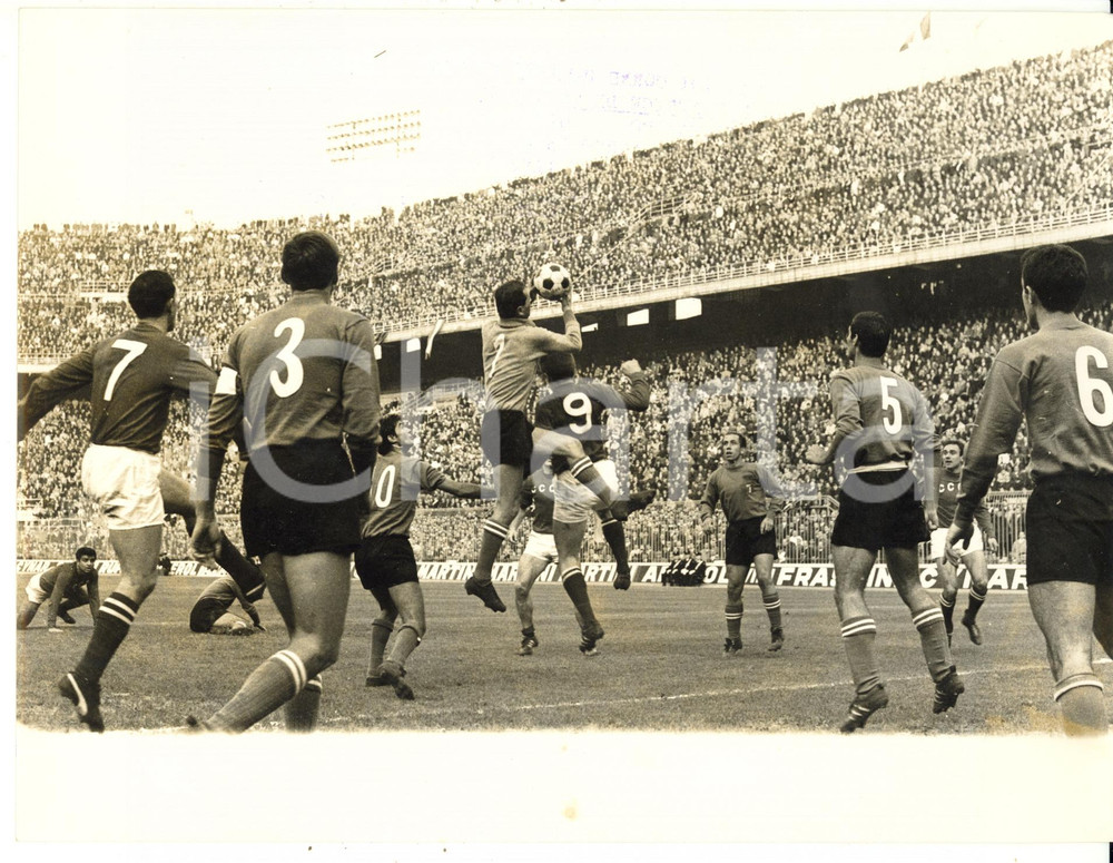 1966 CALCIO ITALIA-URSS 1-0 Parata di Giuliano SARTI *Fotografia 24x18 cm  Fotografia d'epoca con didascalia coeva al verso.   CONDIZIONI: FAIR (lievi macchie di inchiostro) FORMATO: 24x18 cm     originale e autentica 1
