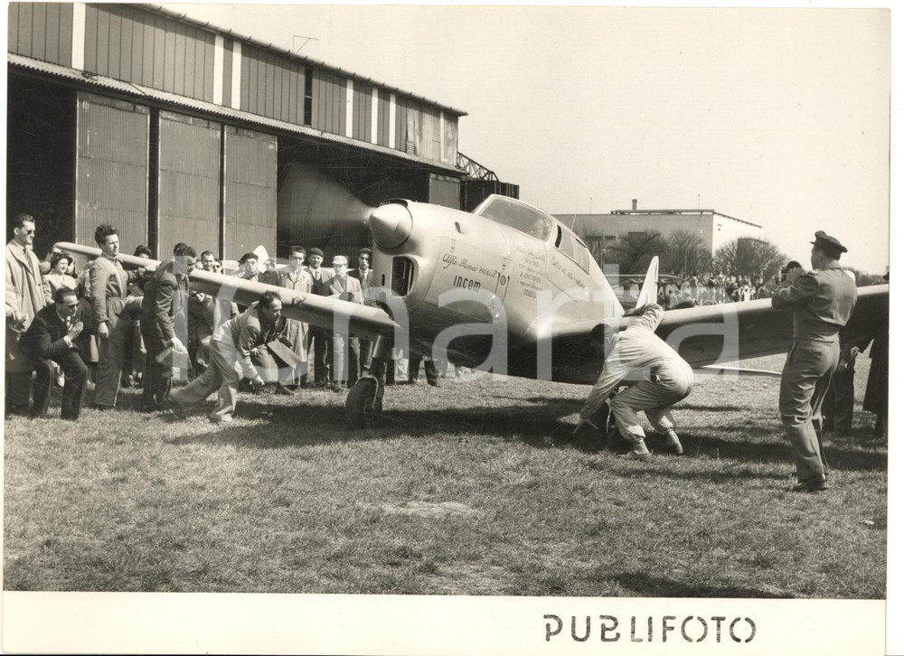 1953 MILANO Maner LUALDI parte sul "Girfalco" per il raid artico *Foto 18x13 cm Fotografia d'epoca con didascalia coeva.  CONDIZIONI: G (lieve sovrimpressione orizzontale al margine inferiore) FORMATO: 18x13 cm     originale e autentica 1