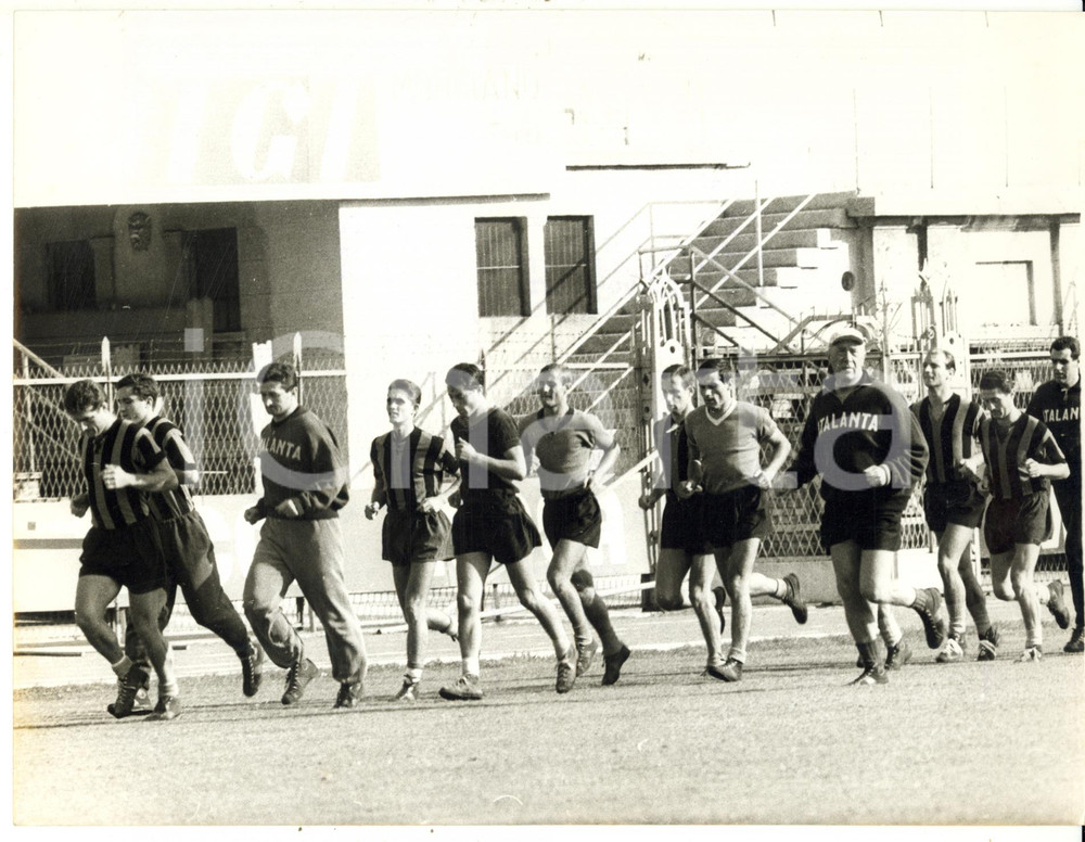 1964 BERGAMO CALCIO - ATALANTA Ferruccio VALCAREGGI si allena con la squadra  Fotografia d'epoca con didascalia coeva al verso.   CONDIZIONI: POOR (piegature al margine superiore) FORMATO: 24x18 cm     originale e autentica 1