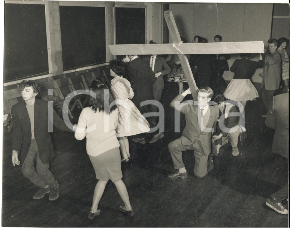 1960 ROCKLEAZE BRISTOL Presbyterian Church - Teen-agers rock 'n' roll to Calvary