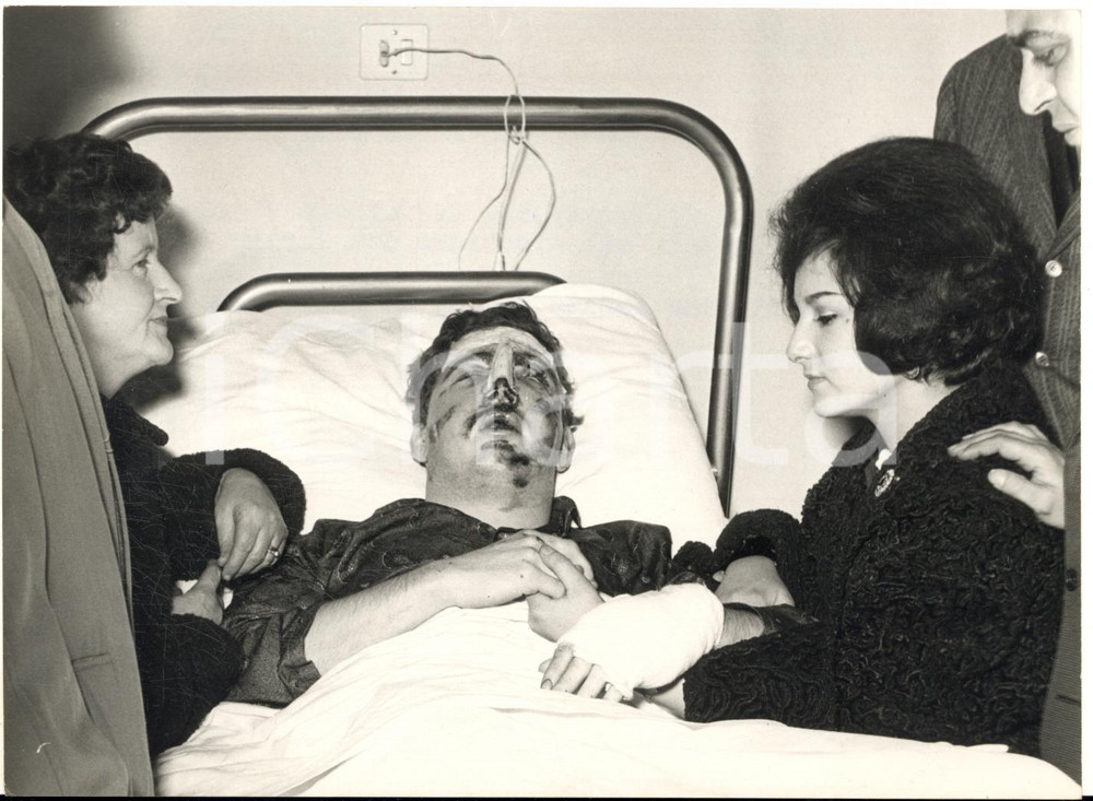 1962 TORINO Calciatore John BAKER in ospedale per incidente d'auto *Foto Fotografia d'epoca con didascalia coeva.  CONDIZIONI: G FORMATO: 18x13 cm     originale e autentica 1