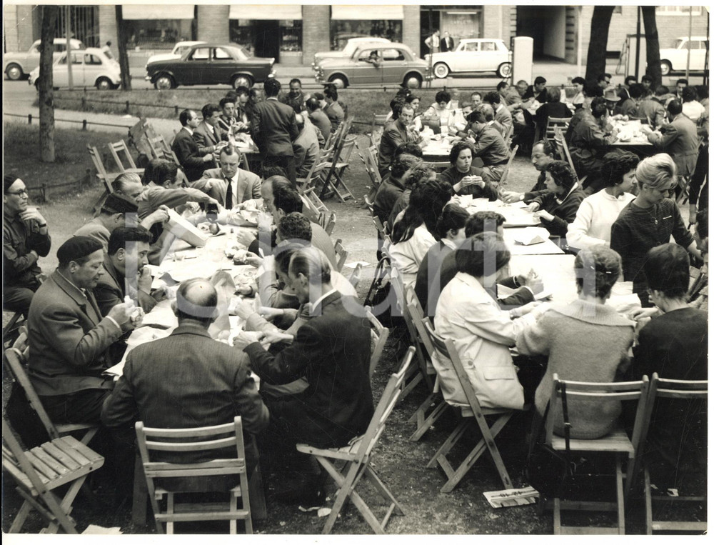 1962 MILANO Sciopero BORLETTI - Operai pranzano davanti alla fabbrica *Foto Fotografia d'epoca, con didascalia coeva al verso. CONDIZIONI: G (minima piegatura al margine superiore)FORMATO:  24x18 cm      originale e autentica 1