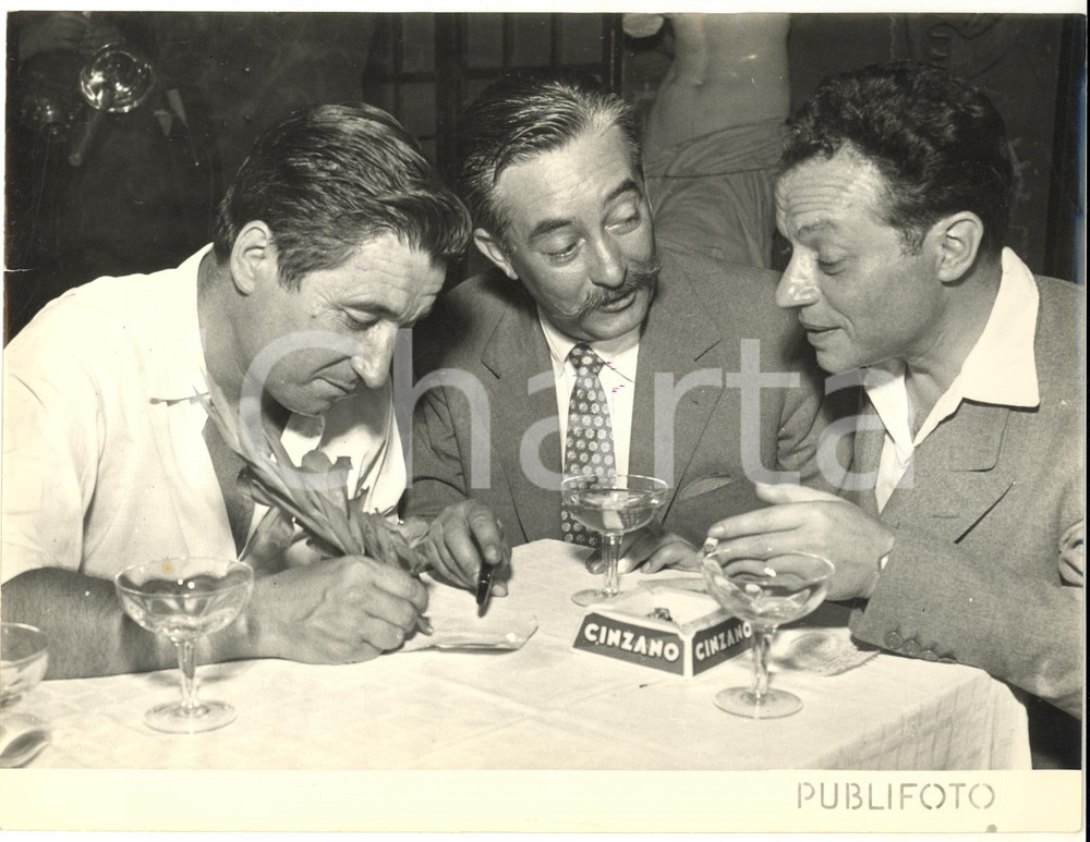 1953 BORDIGHERA SALONE DELL'UMORISMO Giovannino GUARESCHI a un tavolo *Foto