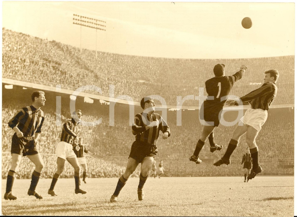 1960 ca CALCIO MILAN-INTER Uscita di Enzo MATTEUCCI su Ferruccio MAZZOLA - Foto  Fotografia d'epoca con didascalia coeva al verso.    CONDIZIONI: FAIR (sovraimpressione al margine inferiore)FORMATO: 18x13 cm     originale e autentica 1