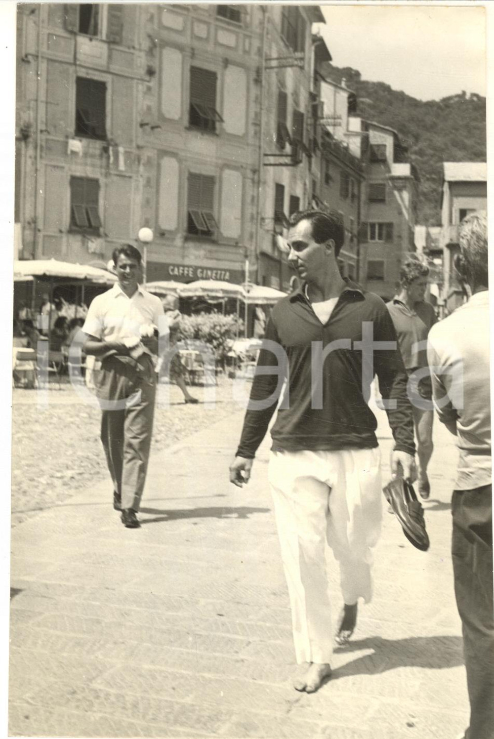 1959 PORTOFINO Principe Karim AGA KHAN a passeggio scalzo *Foto 13x18 cm Fotografia d'epoca con didascalia coeva.  CONDIZIONI: G (minima piegatura al lato sinistro) FORMATO: 13x18 cm    originale e autentica 1