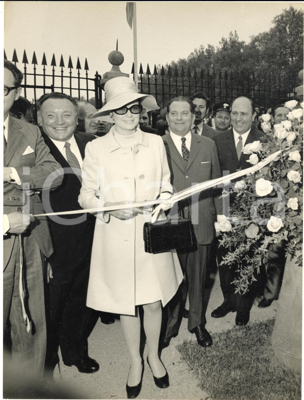 1970 VILLA REALE DI MONZA Principessa Grace di Monaco inaugura il roseto - Foto Fotografia d'epoca con didascalia coeva.CONDIZIONI: FAIR (graffi superficiali)FORMATO: 18x24 cm       originale e autentica 1