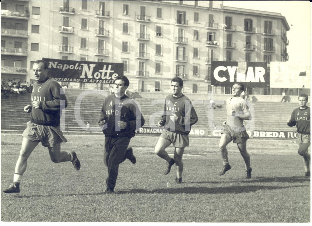 1959 CALCIO NAPOLI La squadra in allenamento - COMASCHI POSIO FRANCHINI Foto  Fotografia d'epoca con didascalia coeva al verso. Si riconoscono i calciatori Comaschi, Posio, Franchini, Schiavone e Greco.  CONDIZIONI: G FORMATO: 18x13 cm     originale e autentica 1