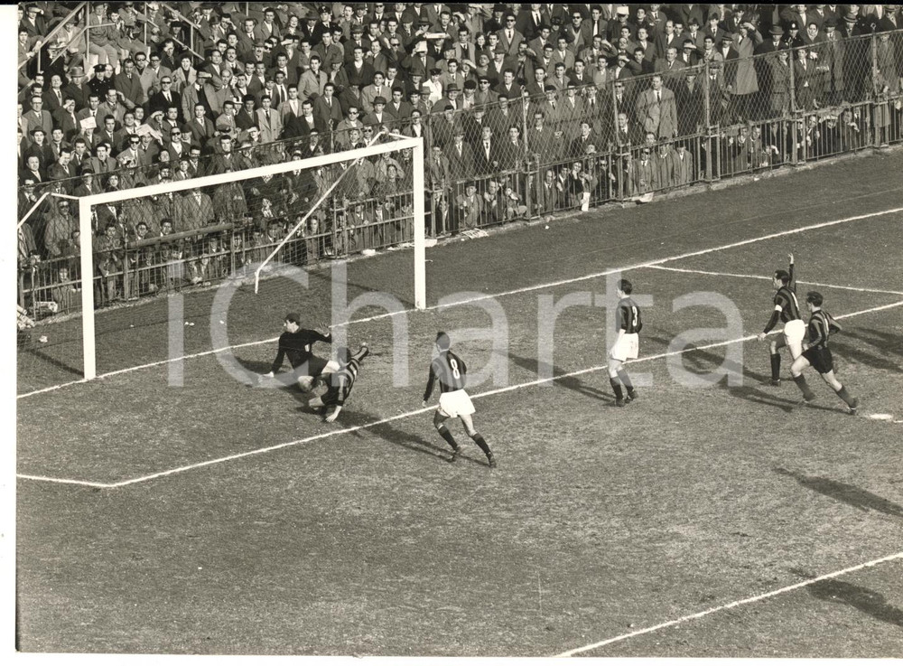1958 CALCIO MILANO Derby MILAN-INTER 2-2 Goal di Benito LORENZI - Foto 18x13  Fotografia d'epoca con didascalia coeva al verso.    CONDIZIONI: G FORMATO: 18x13 cm     originale e autentica 1