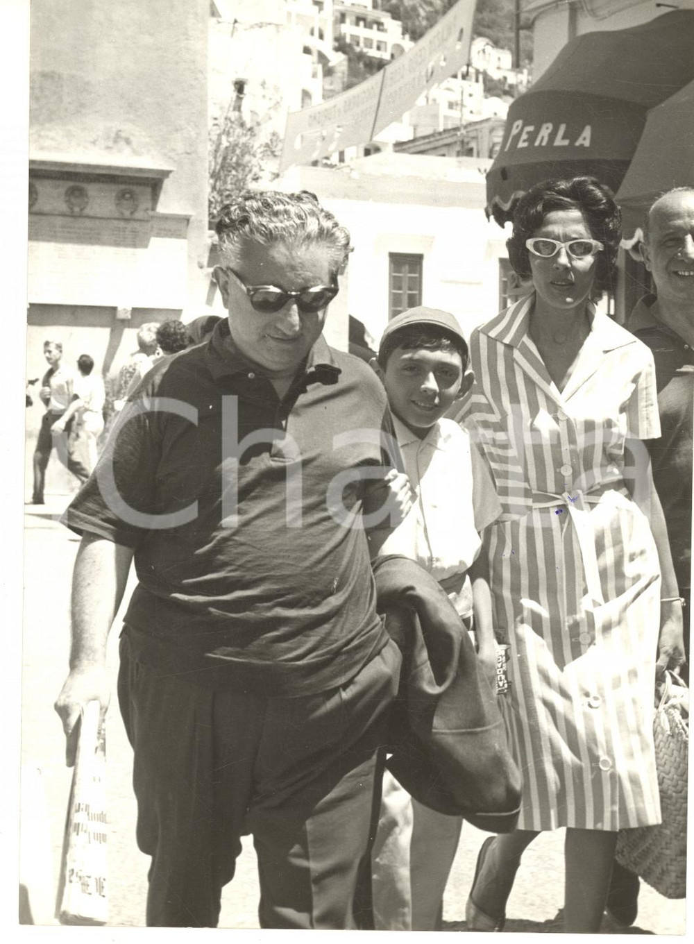 1960 ca CAPRI Giovanni LEONE in vacanza con la famiglia - Fotografia 13x108 cm Fotografia d'epoca con didascalia dattiloscritta coeva.  CONDIZIONI: FAIR (sovraimpressione verticale)FORMATO: 13x18 cm     originale e autentica 1